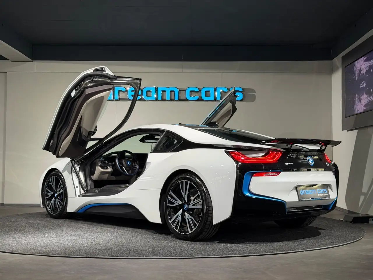 BMW i8 / Navi / Design Pure / Neuwertig Bild 3