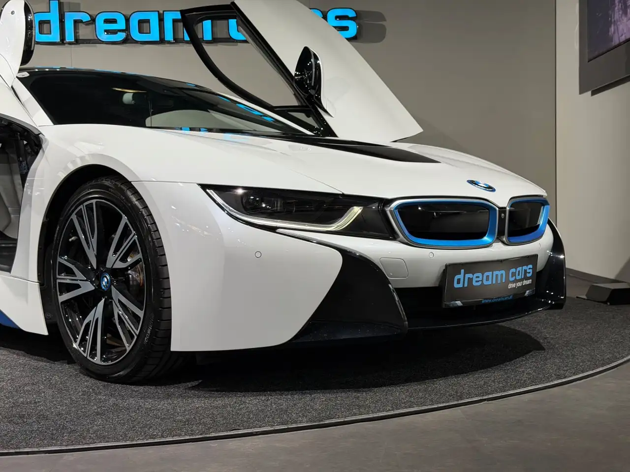 BMW i8 / Navi / Design Pure / Neuwertig Bild 6