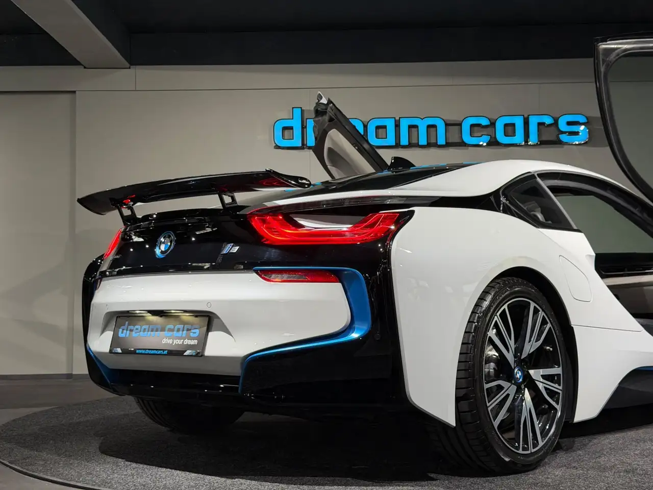 BMW i8 / Navi / Design Pure / Neuwertig Bild 18