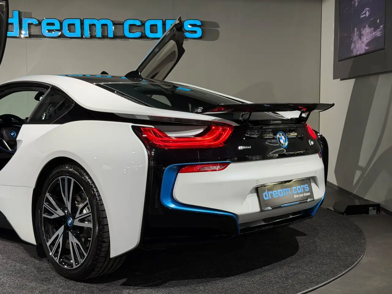 BMW i8 / Navi / Design Pure / Neuwertig Bild 17
