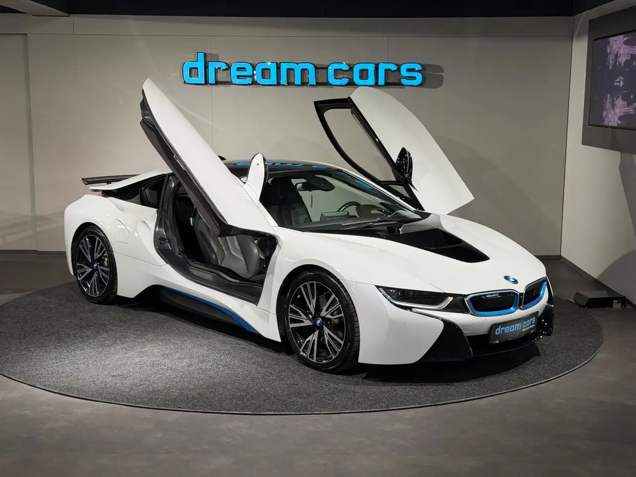 BMW i8 / Navi / Design Pure / Neuwertig Bild 9