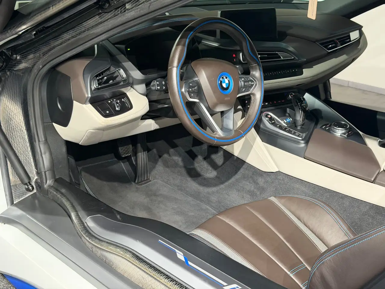 BMW i8 / Navi / Design Pure / Neuwertig Bild 25