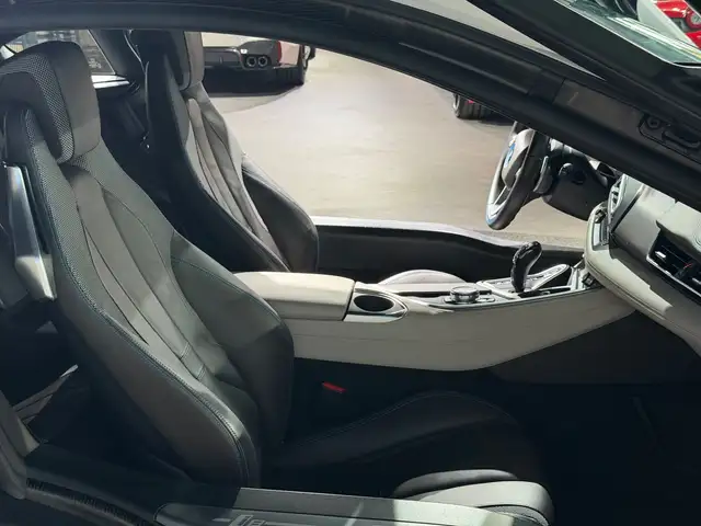 BMW i8 / Navi / Design Pure / Neuwertig / Ansicht 35