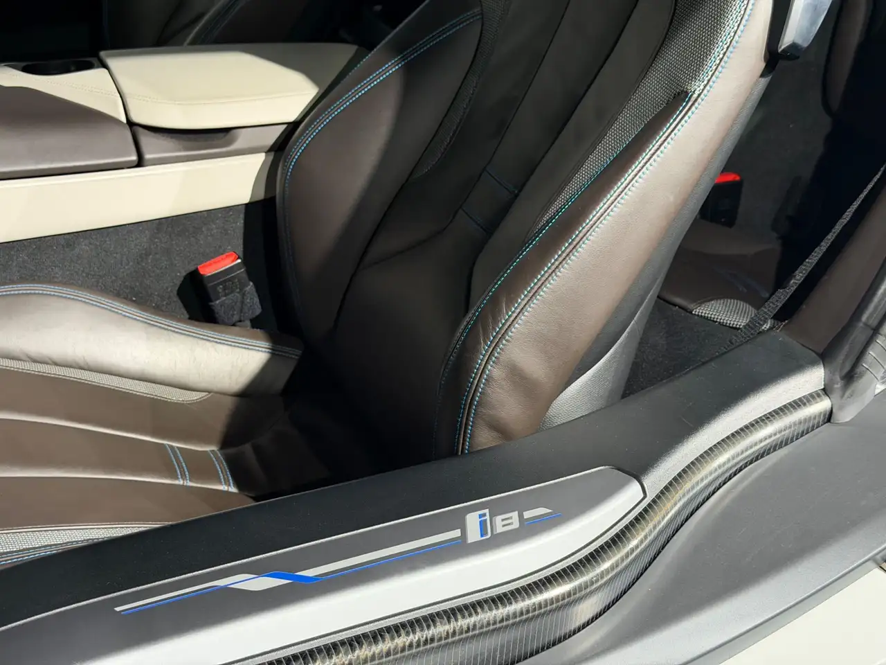 BMW i8 / Navi / Design Pure / Neuwertig Bild 24