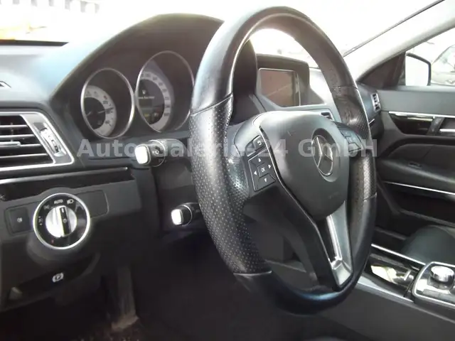 Mercedes-Benz 250 view 12
