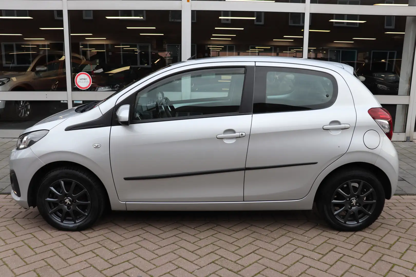 Peugeot 108 1.0 e-VTi Active Automaat. Dealeronderhouden, lage Grijs - 2