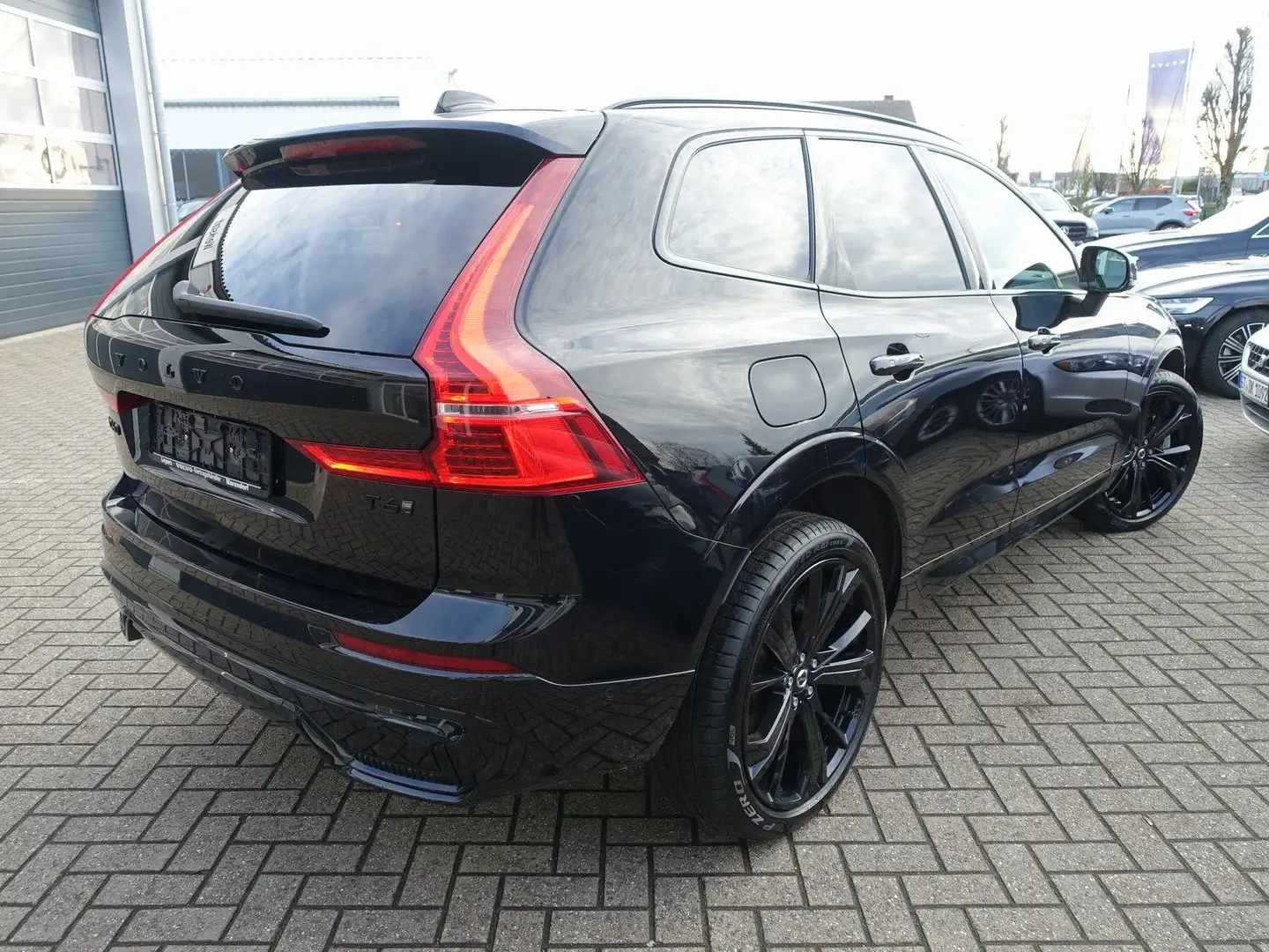 Volvo XC60 Black Edition Plus T6 AWD/360°/H&K/Pano Schwarz - 2