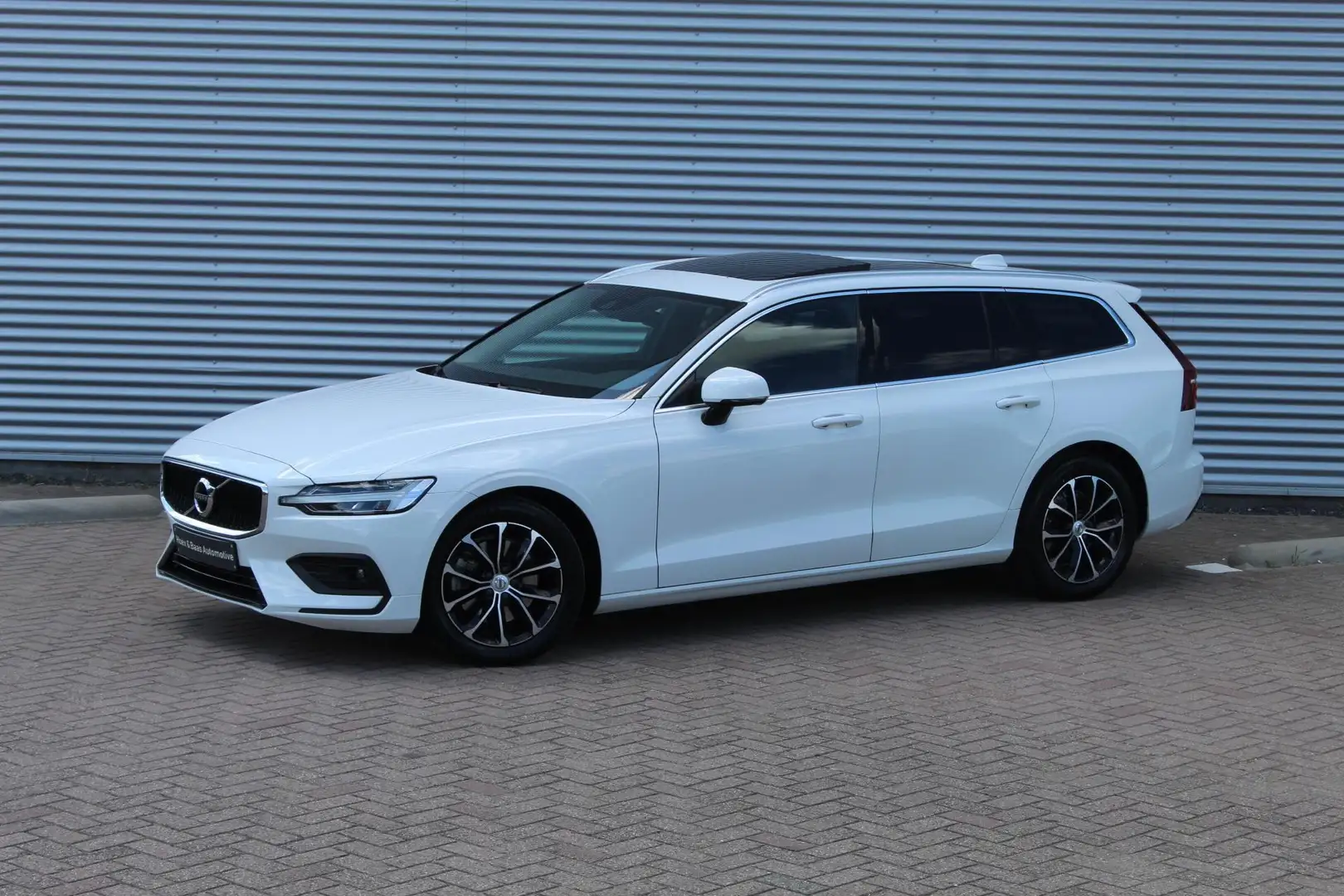 Volvo V60 2.0 B3 Momentum Advantage/Pano/Adapt cruise/Bliss Wit - 2