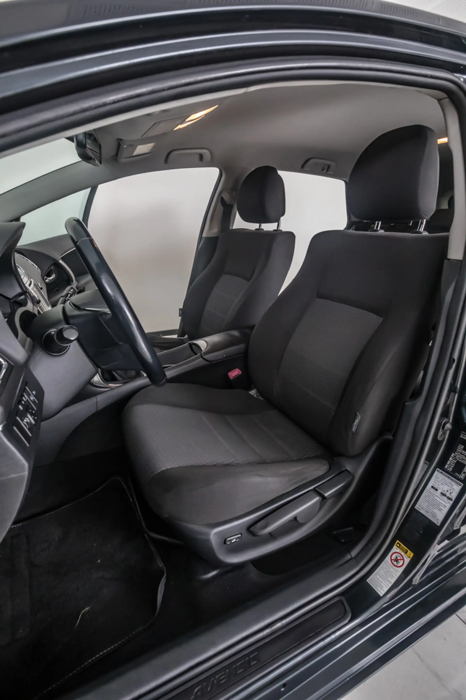 Toyota Avensis SW 2.0 D-4D — photo 12