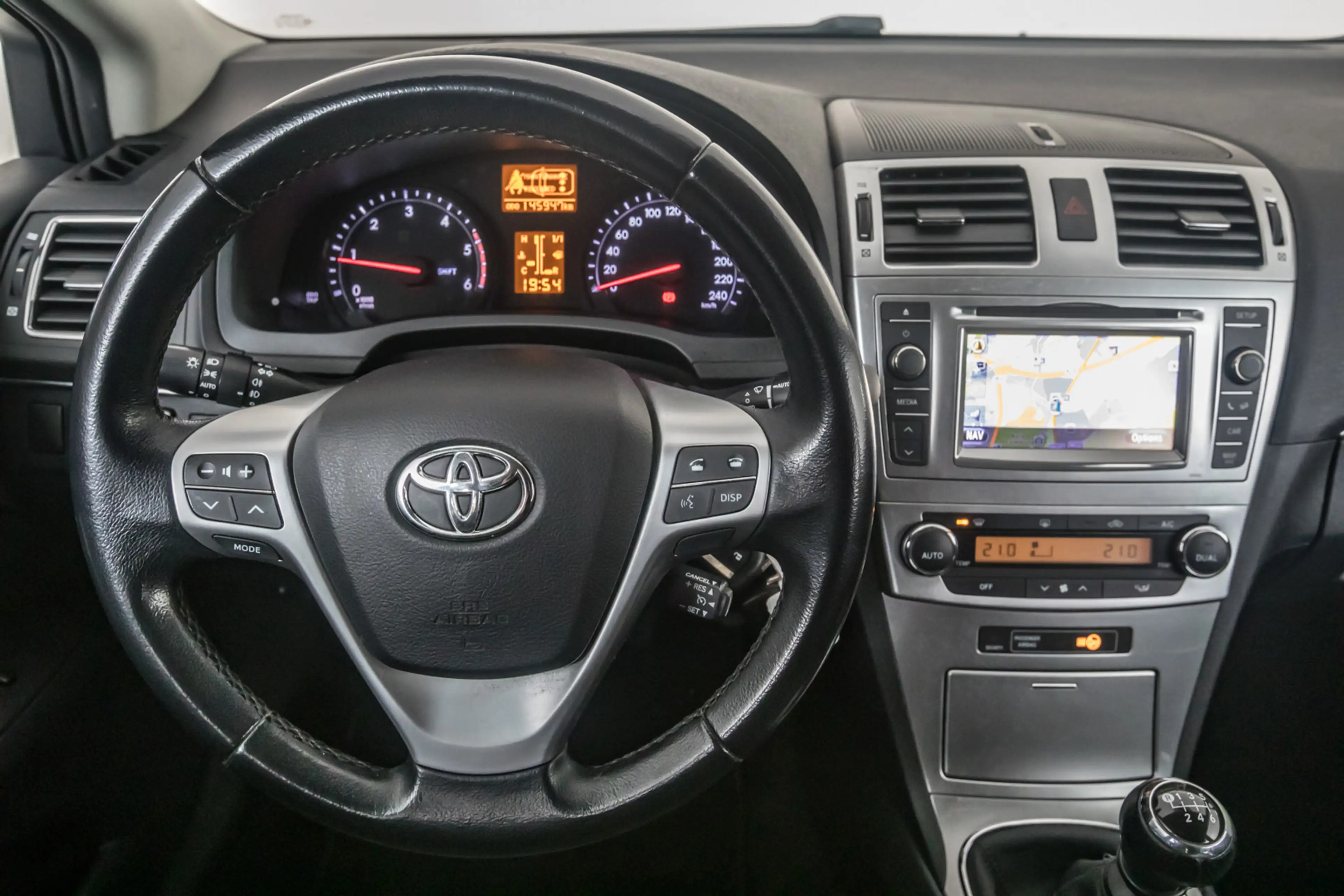 Toyota Avensis SW 2.0 D-4D — photo 11