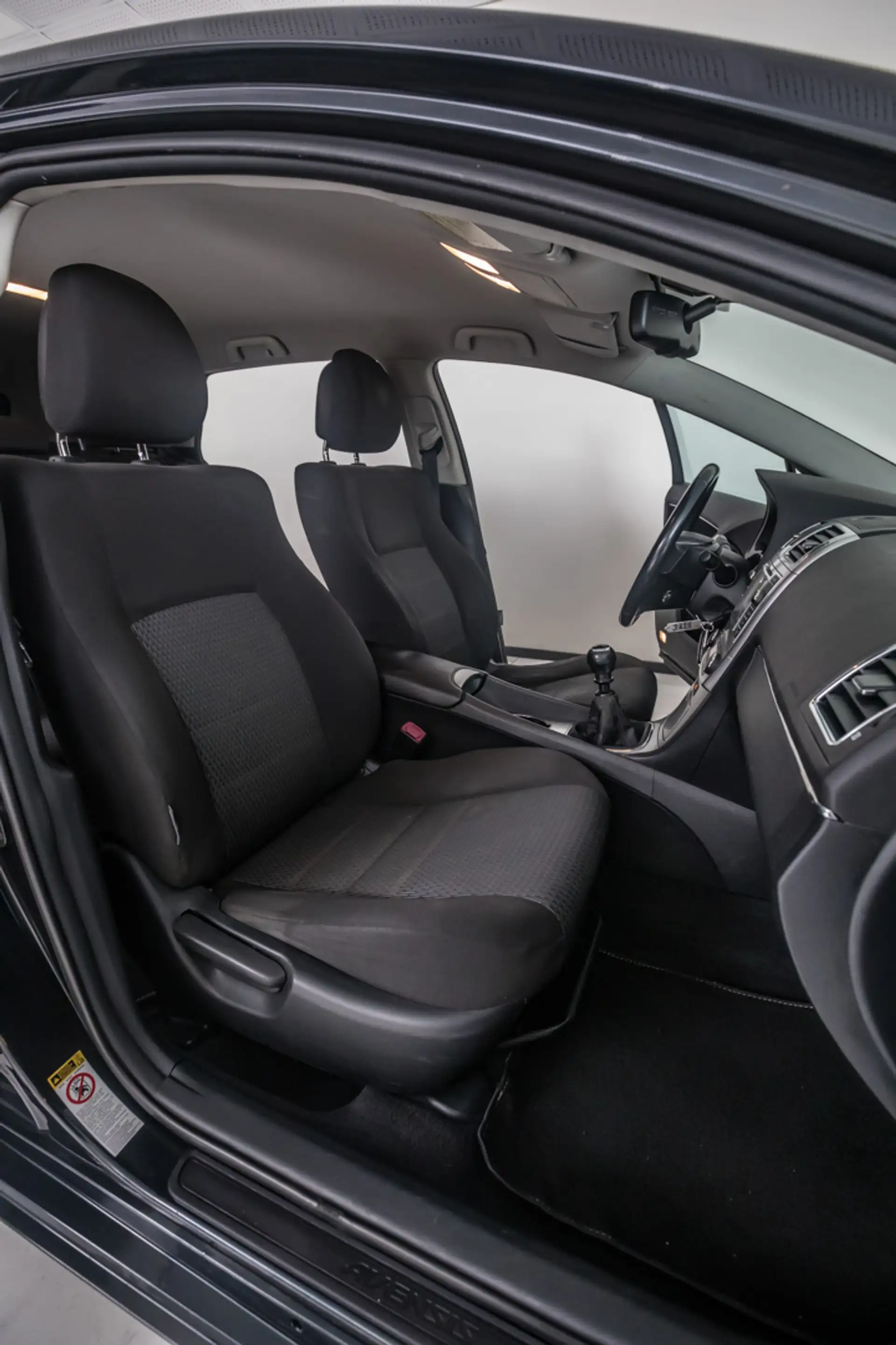 Toyota Avensis SW 2.0 D-4D — photo 13