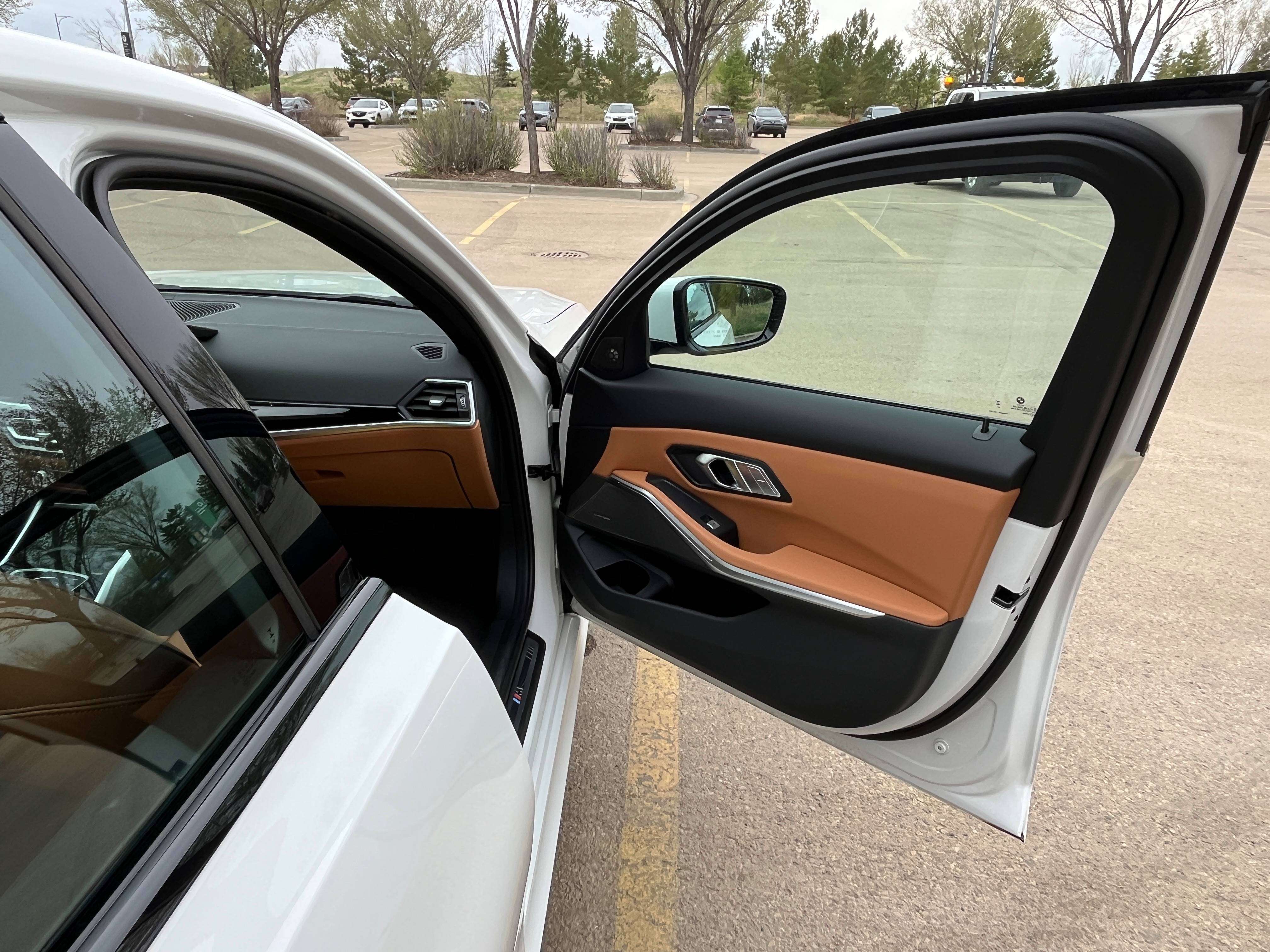 2023 BMW 3 Series 330e Plug-in Hybrid Sports Sedan AWD 10,970 km thumb 10