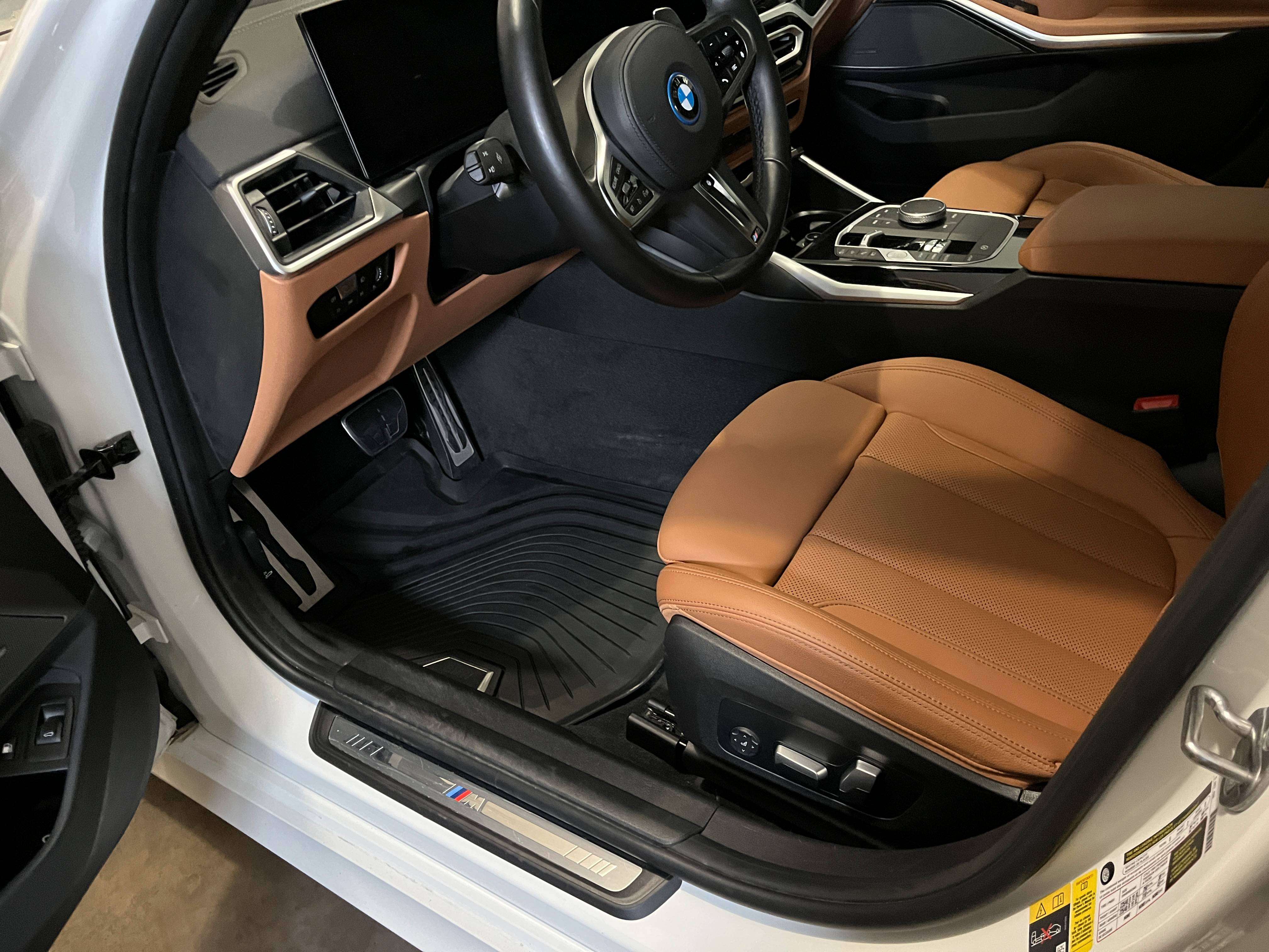 2023 BMW 3 Series 330e Plug-in Hybrid Sports Sedan AWD 10,970 km thumb 16