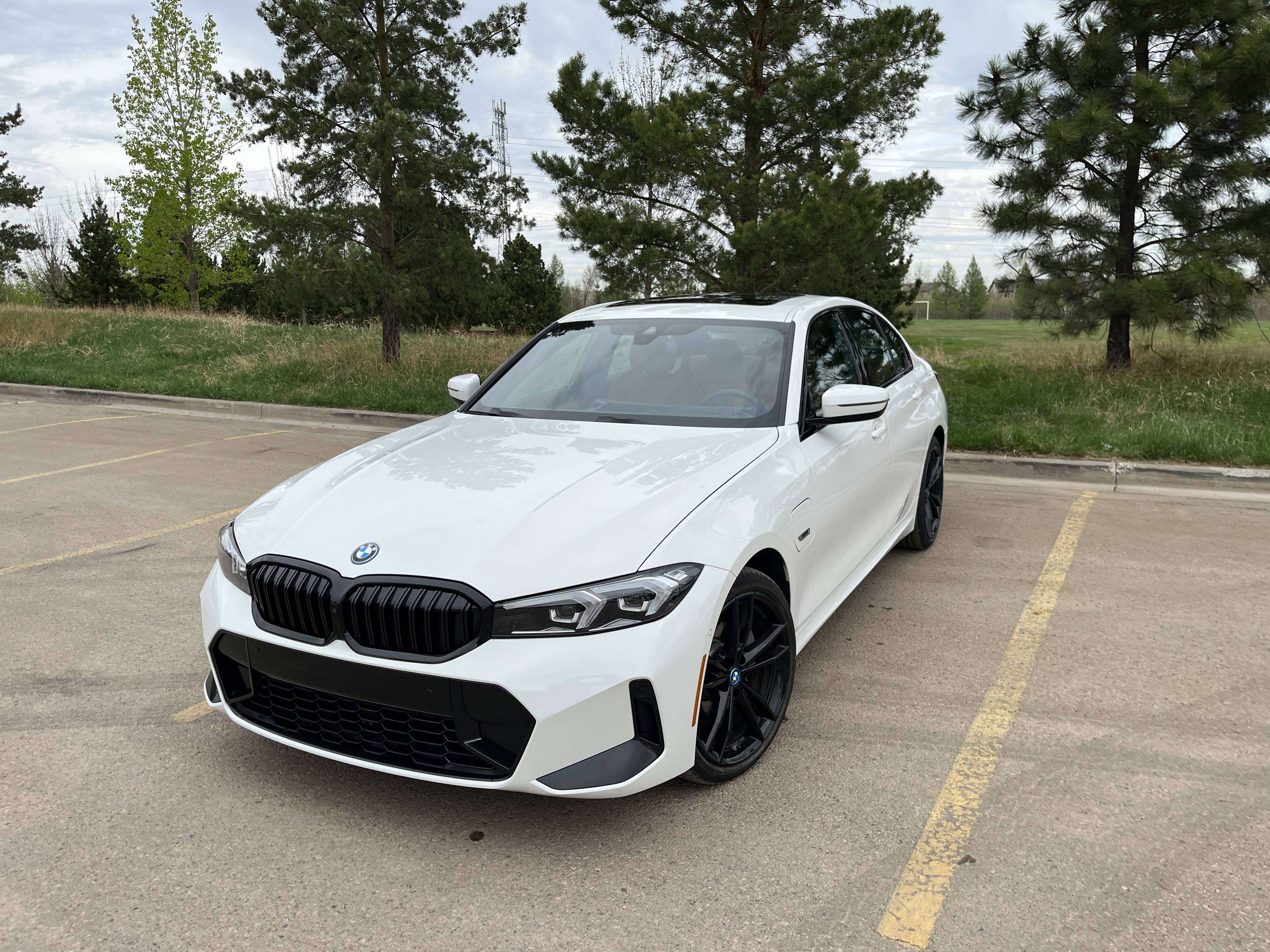 2023 BMW 3 Series 330e Plug-in Hybrid Sports Sedan AWD 10,970 km alt 4