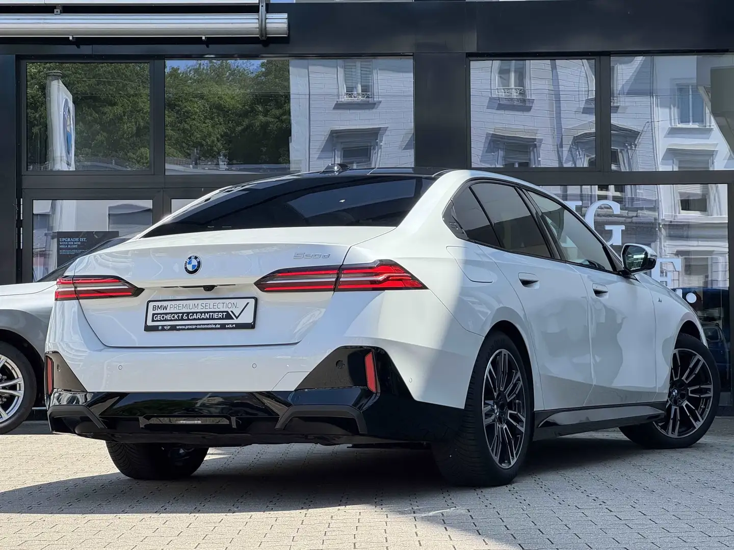 BMW 520 d M Sport AdapLED DA+ PA+ Pano AHK H/K HuD Blanco - 2