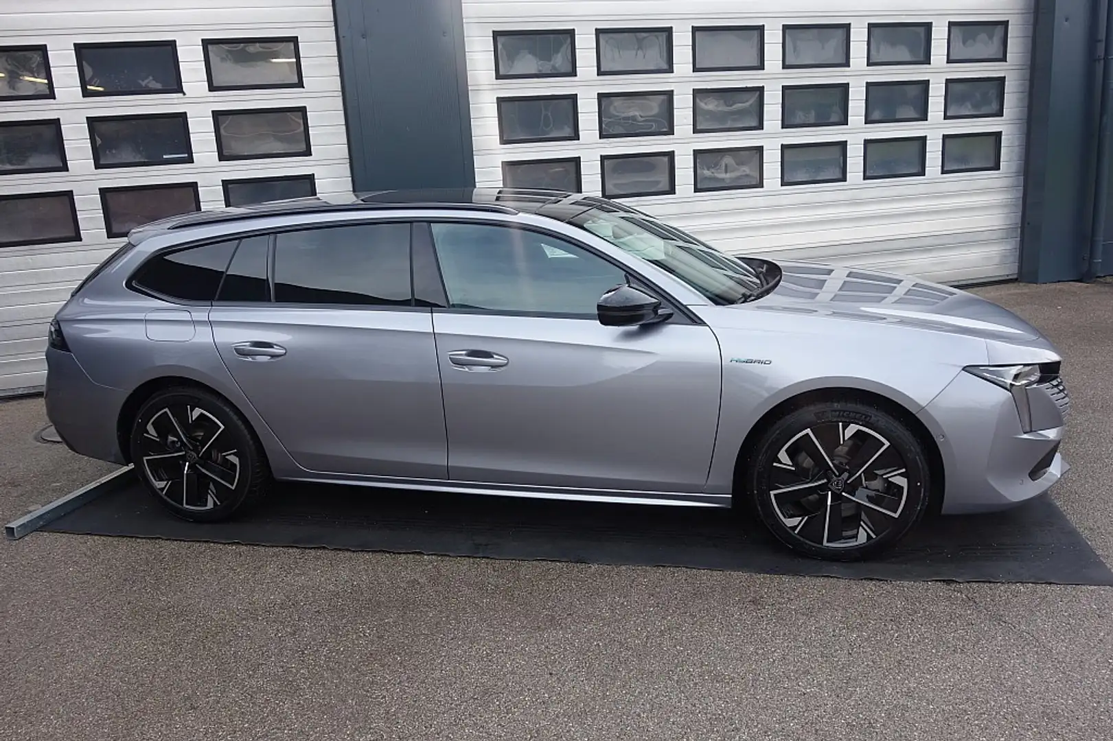 Peugeot 508 SW Hybrid 225 PHEV e-EAT8 GT Aut. Silber - 1