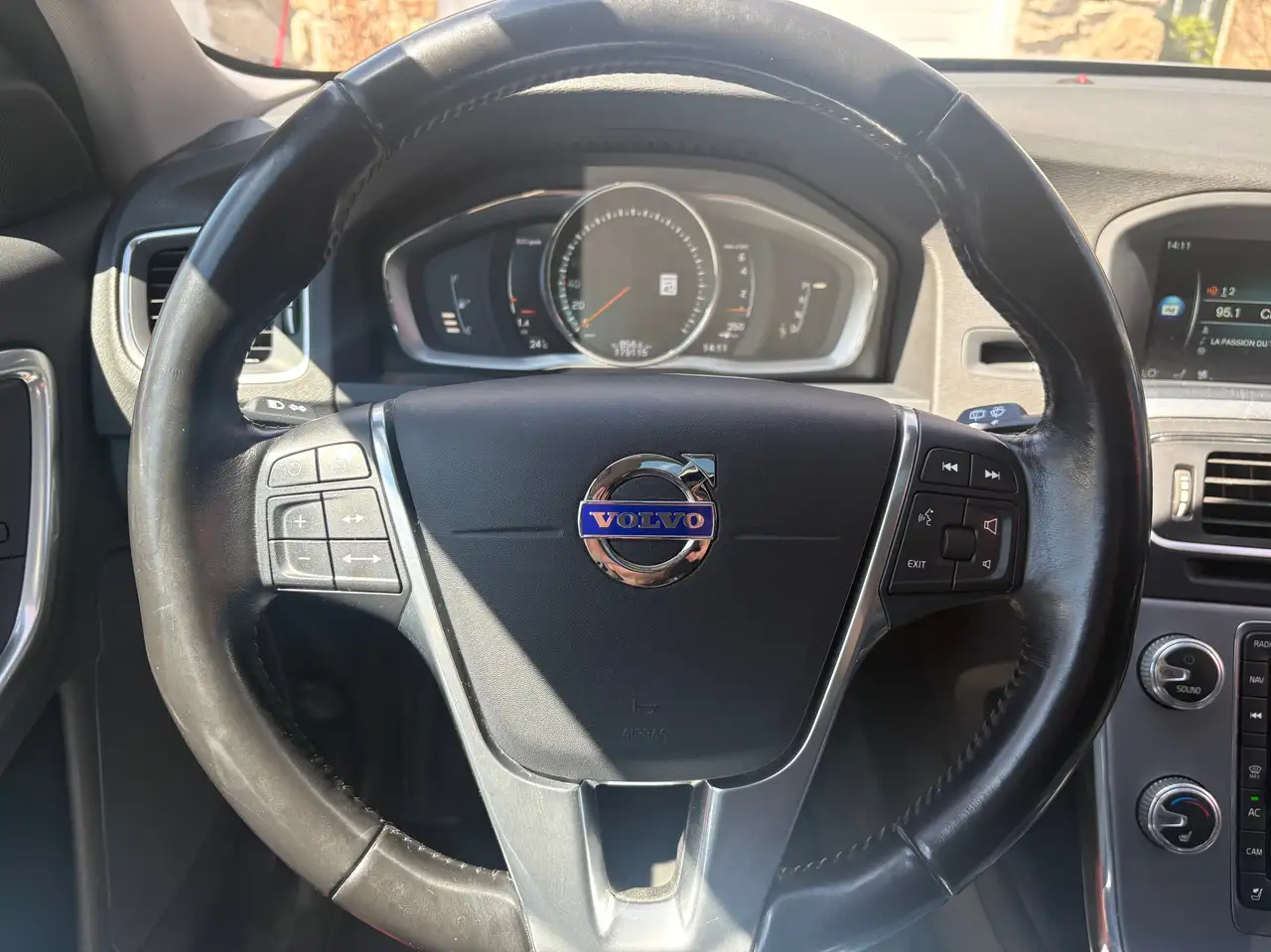 Volvo V60 Cross Country снимка Volvo V60 Cross Country