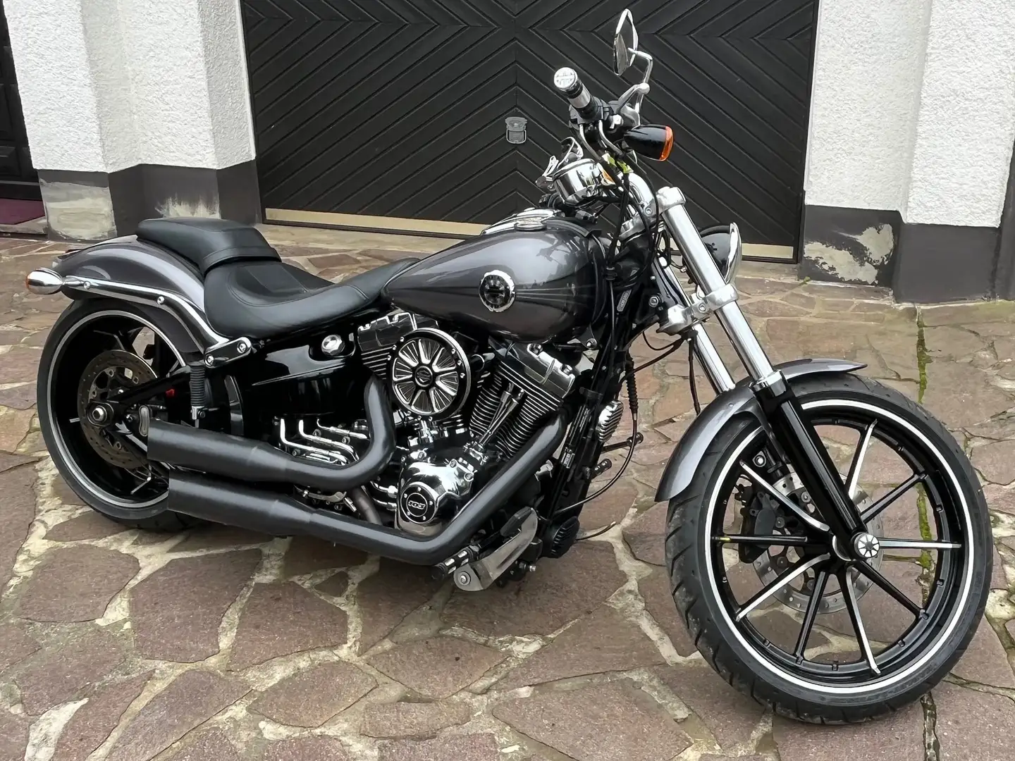 Harley-Davidson Breakout Šedá - 2
