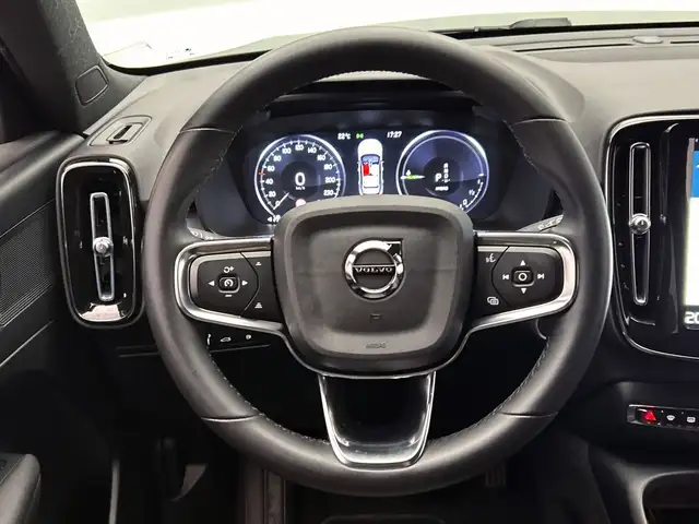 Volvo XC40 view 9