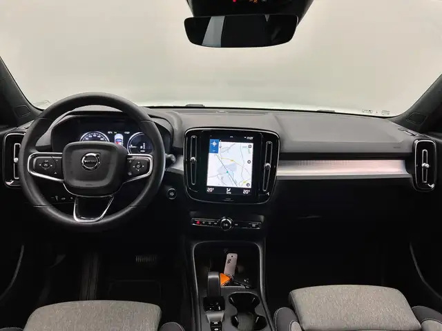 Volvo XC40 view 2