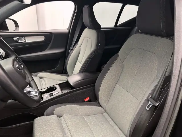 Volvo XC40 view 6