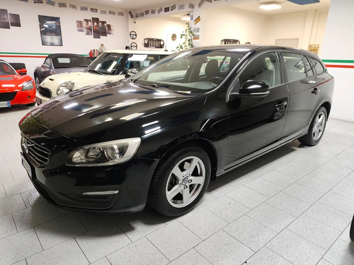 Volvo V60 1.6 d2 CAMBIO MANUALE *NEOPATENTATI* Schwarz - 1
