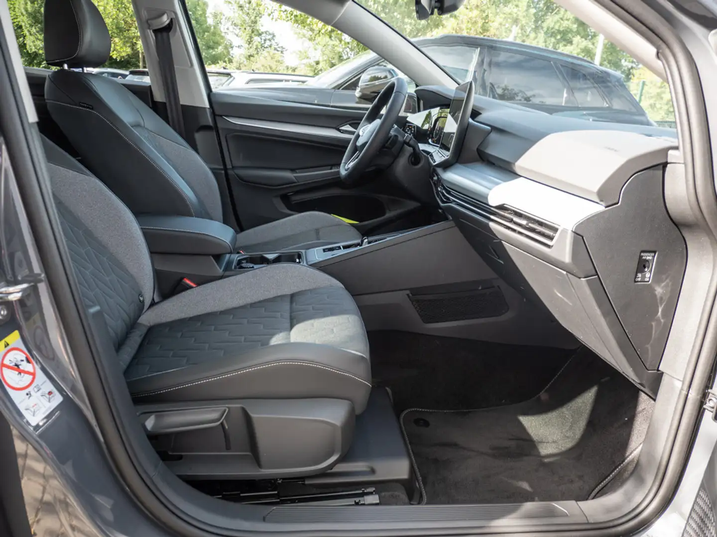 Volkswagen Golf VIII 1.5 eTSI Goal Grau - 2