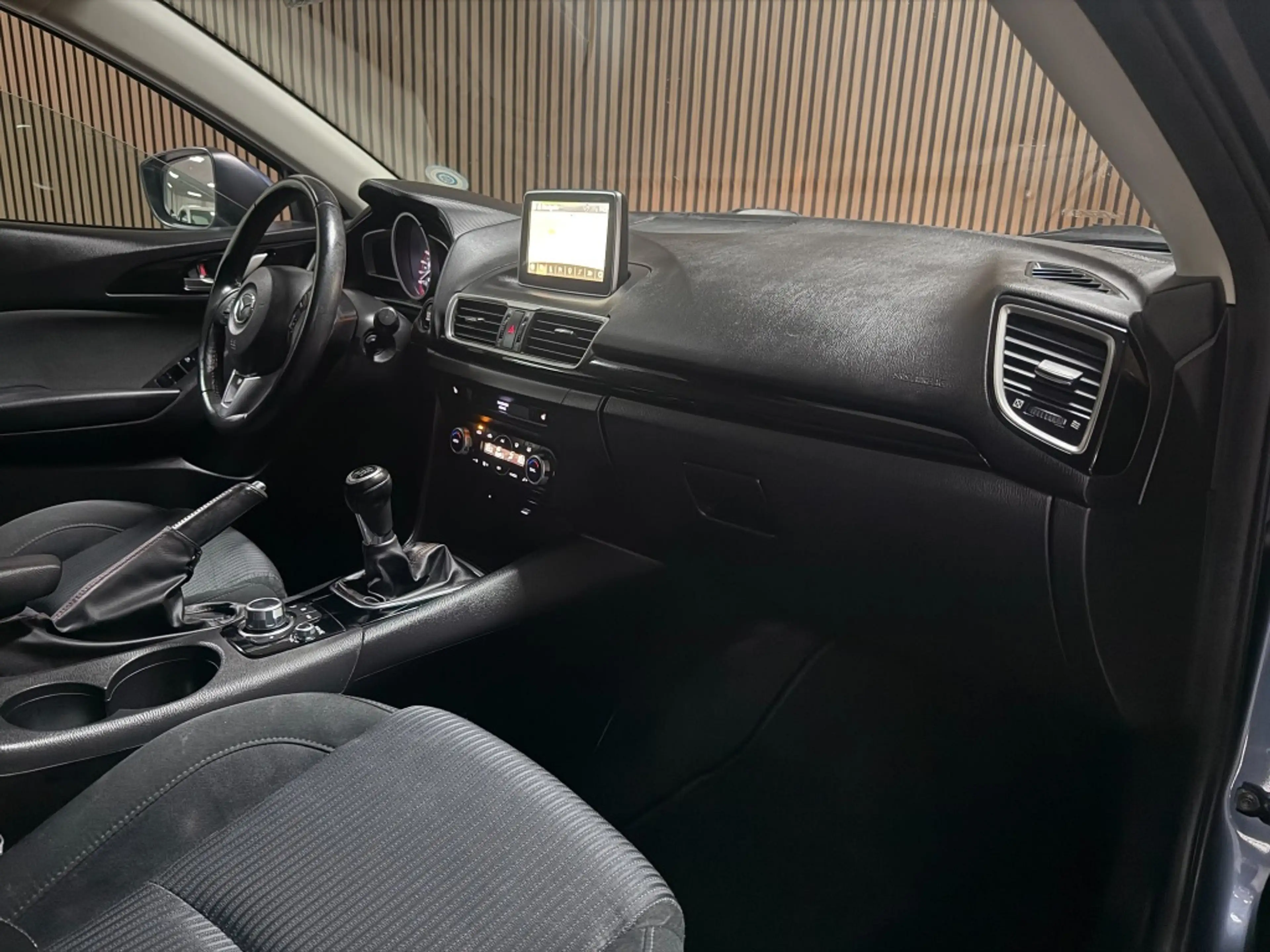 Mazda 3 1.5D Skylease — photo 9