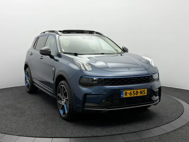 Lynk & Co 01 view 5