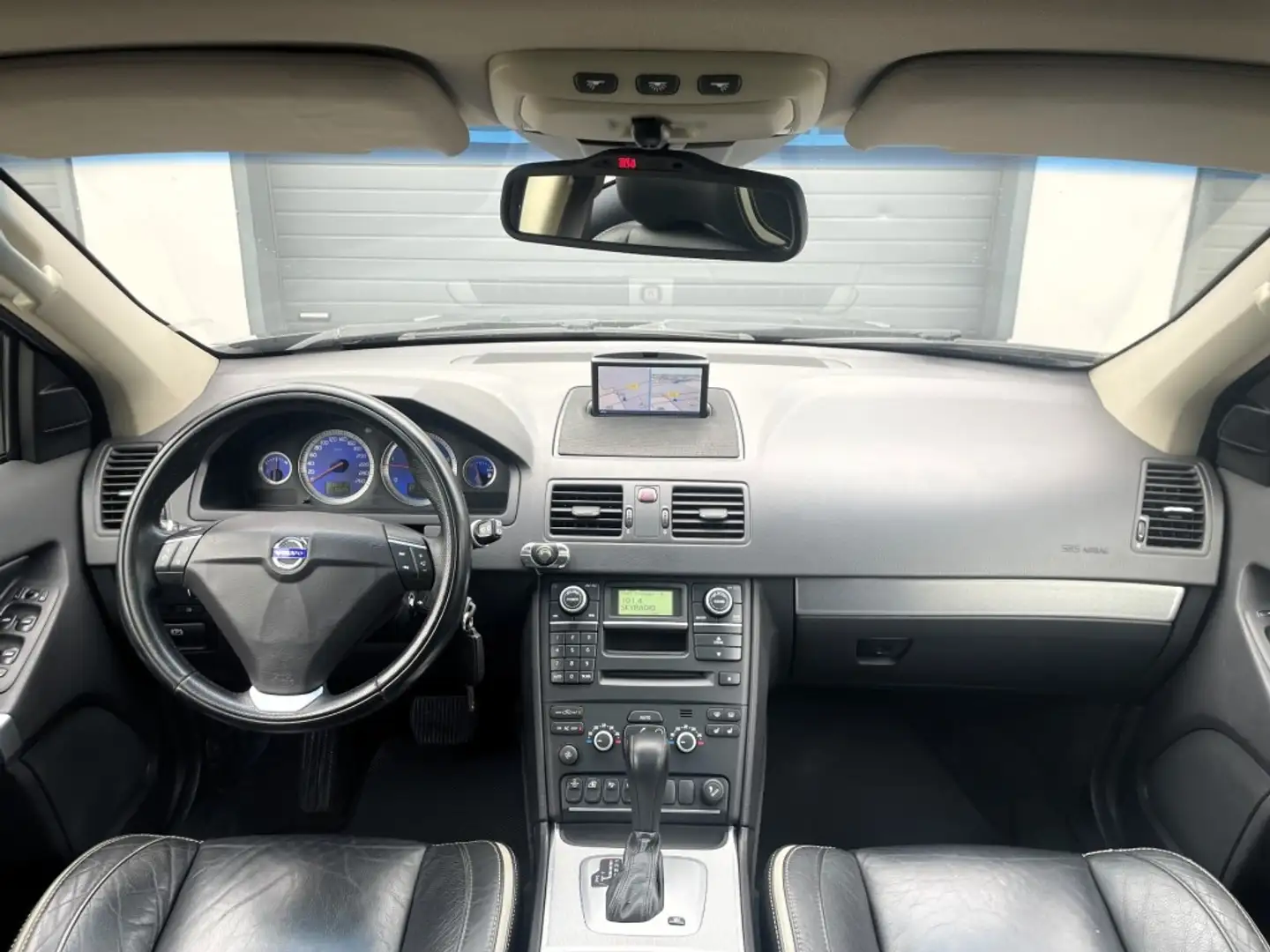 Volvo XC90 2.4 D5 SPORT 5P. / Pano / Youngtimer / AWD / NW AP Zwart - 2