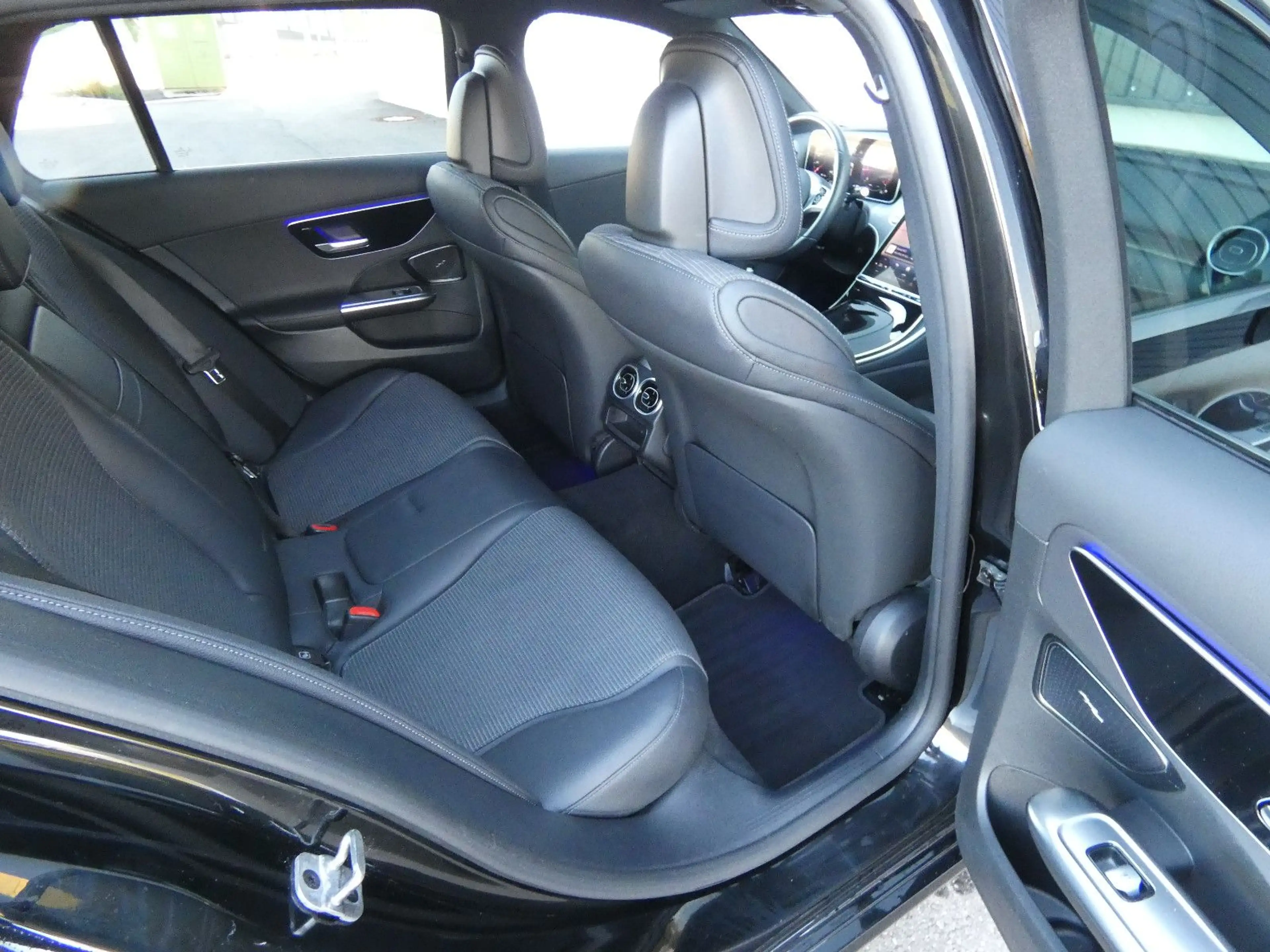 Mercedes-Benz C 300 d T Avantgarde LED Navi Distronic HiFi 18" — photo 7