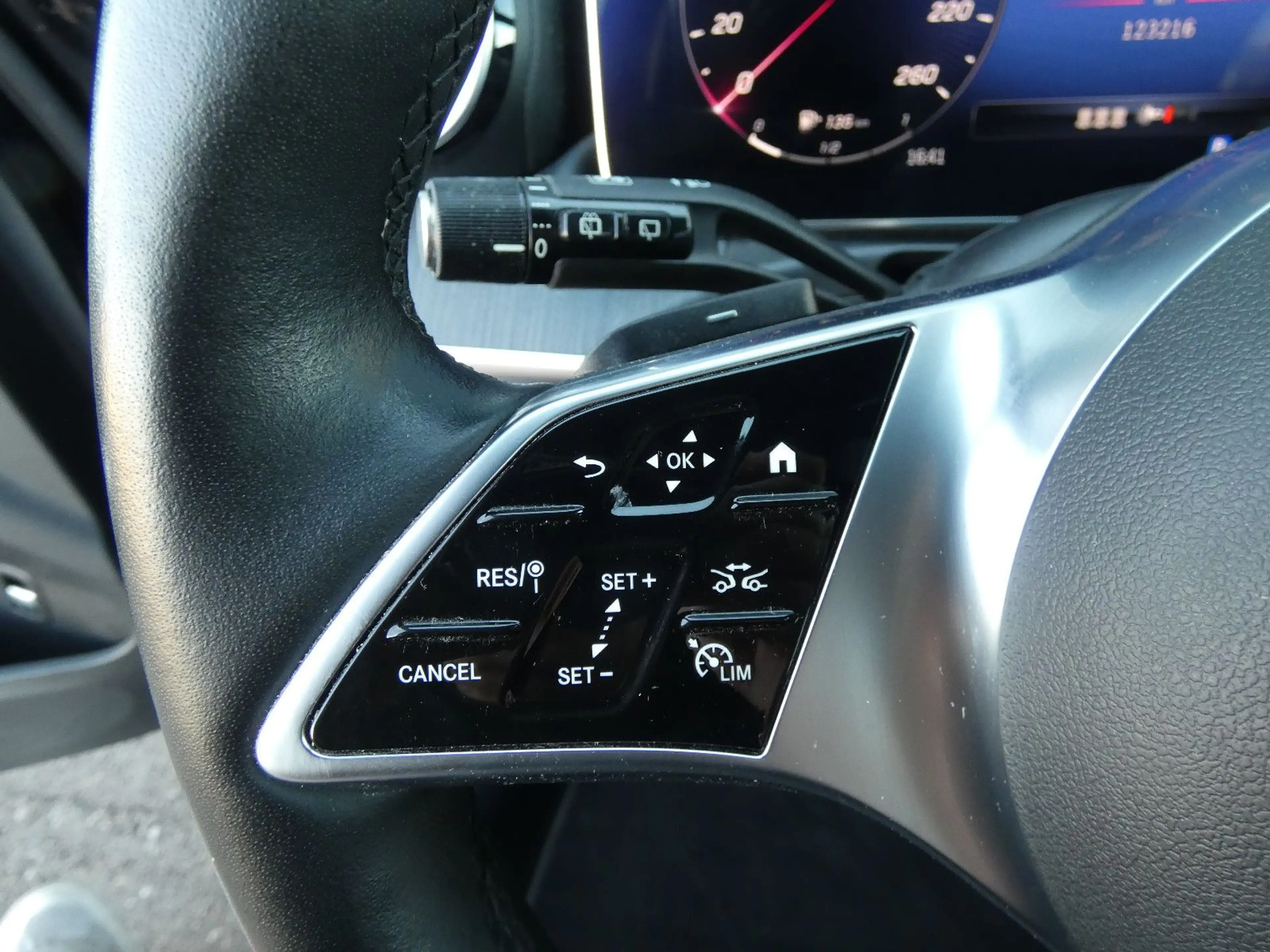Mercedes-Benz C 300 d T Avantgarde LED Navi Distronic HiFi 18" — photo 17