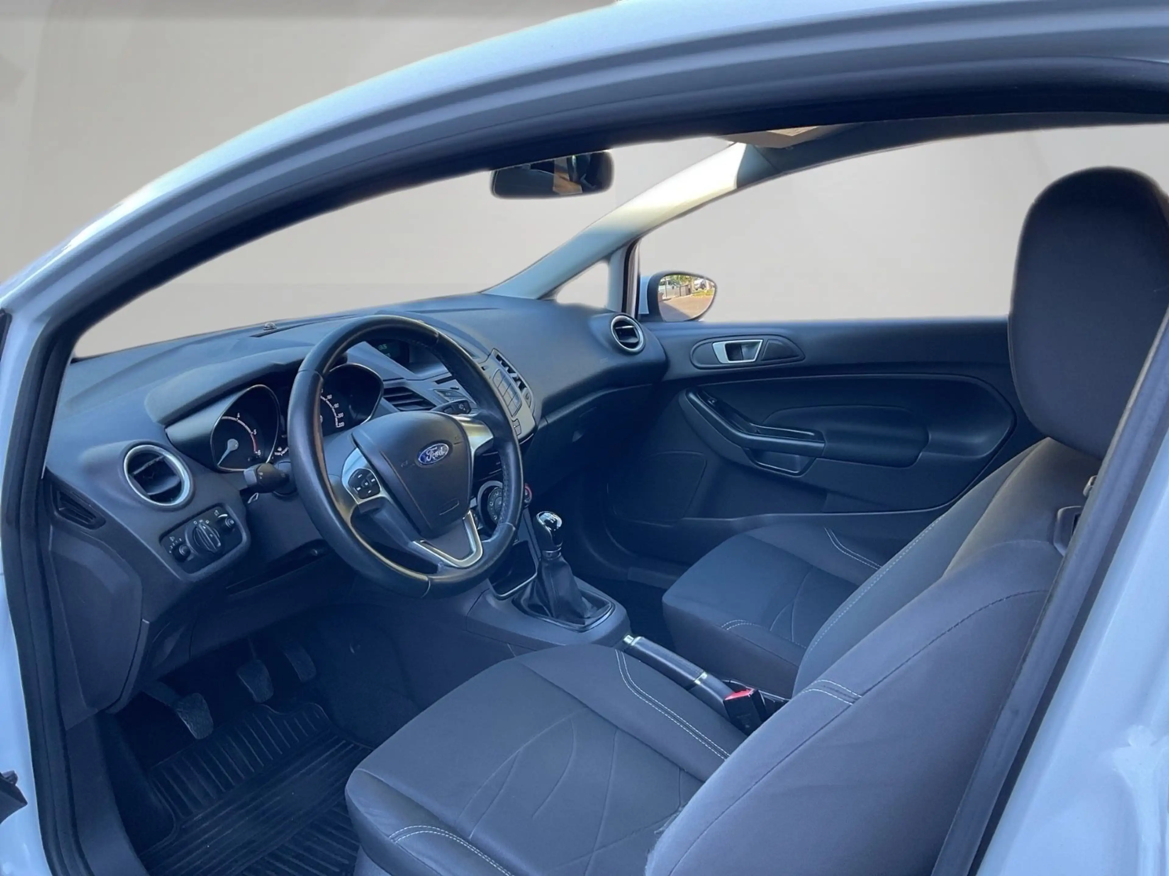 Ford Fiesta Trend — photo 11