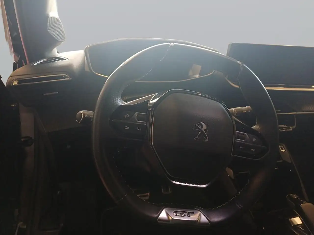 Peugeot 208 e- GT, миниатюра 13