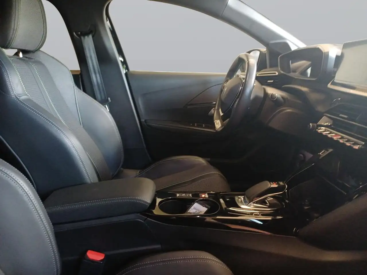 Peugeot 208 e- GT, миниатюра 11