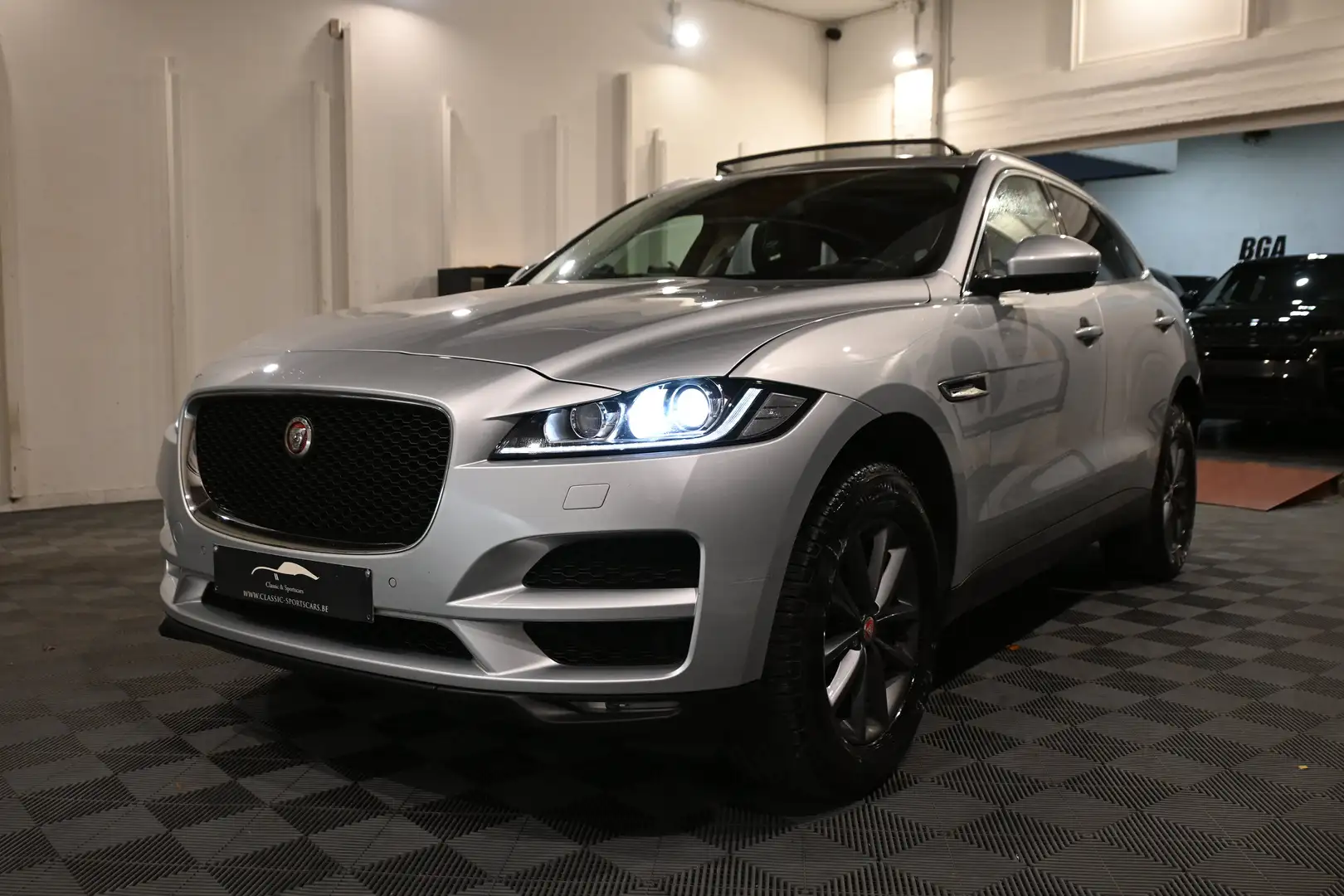 Jaguar F-Pace 2.0 D AWD LUXURY / PANO / CAMERA / FULL OPTIONS !! Zilver - 2