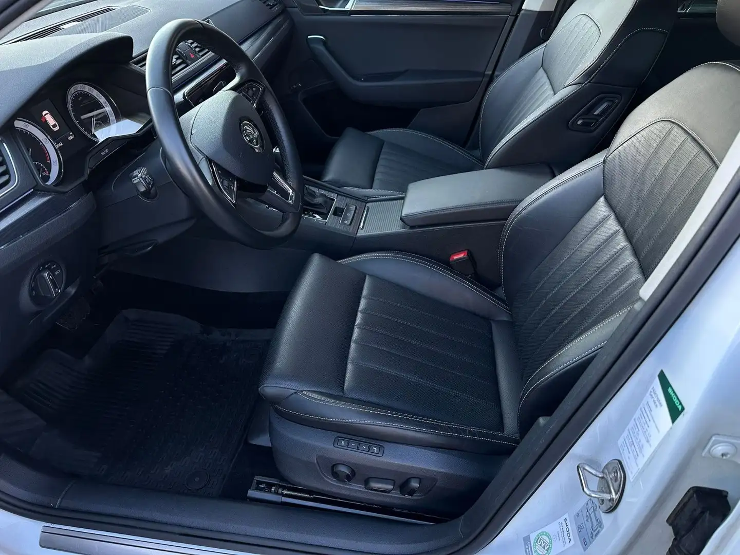 Skoda Superb 2.0 TDI Combi Premium Edition LED KAMERA Weiß - 2
