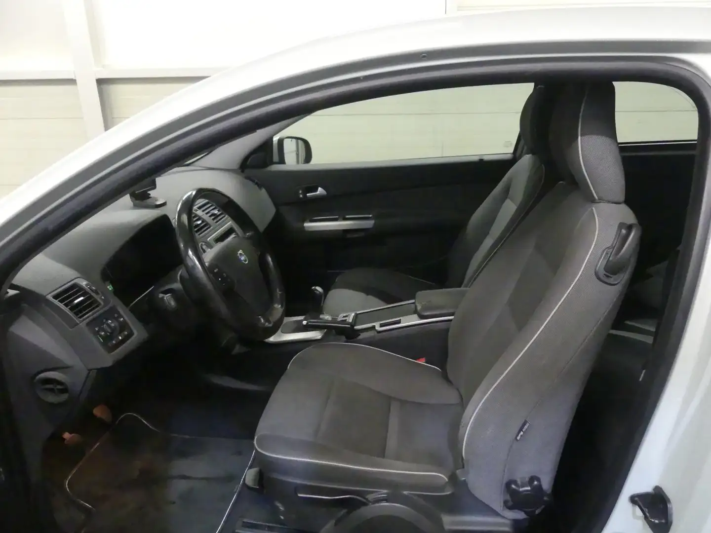 Volvo C30 1.8 Sport - Airco - Cruise Control - Navigatie - T Beige - 2