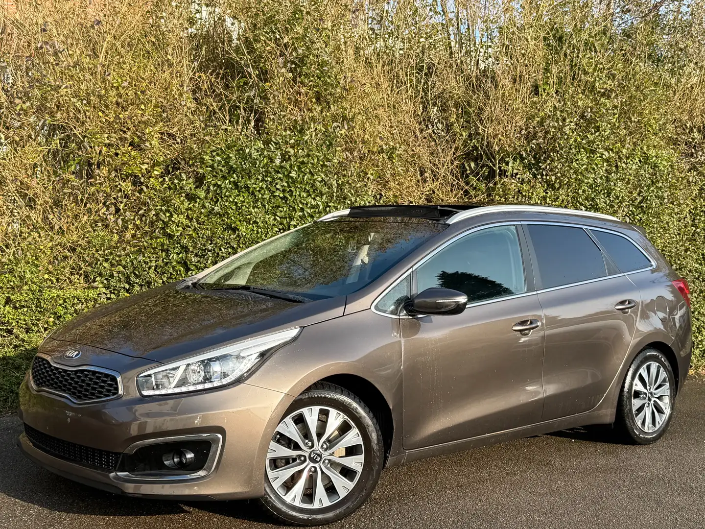 Kia Ceed / cee'd 1.6 CRDi+NAVI+CAMERA+TOIT OUVR+EURO 6B Brun - 1