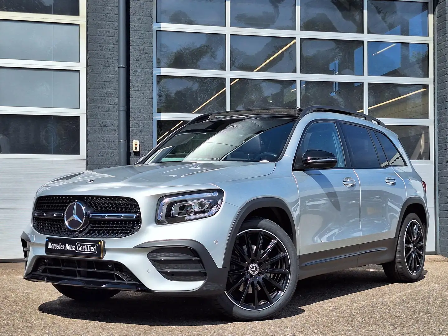Mercedes-Benz GLB 180 AMG Line | Panoramadak | Night Pakket | Onderstel Zilver - 2