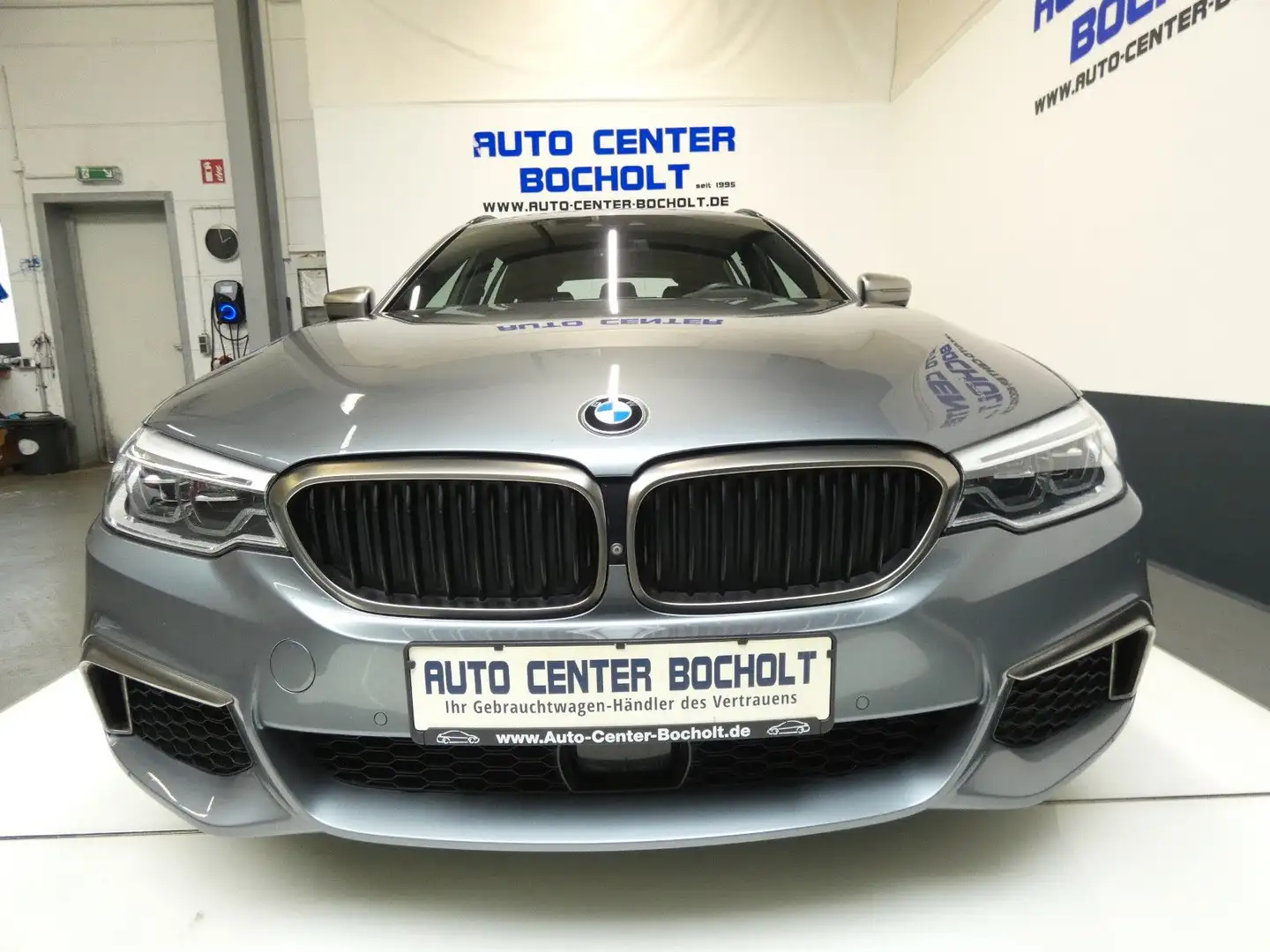 BMW 550 d xDrive*HUD*Panorama*NaviProff*DAB*HiFi Modrá - 1