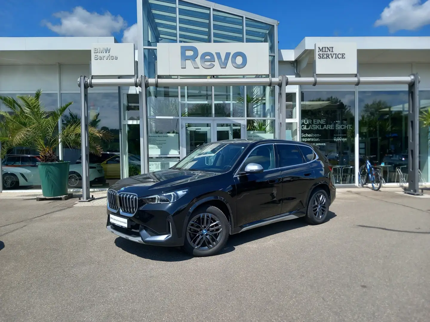 BMW iX1 xDrive30 xLine AHK LED DriveAssProf ParkAss HUD DA Schwarz - 1