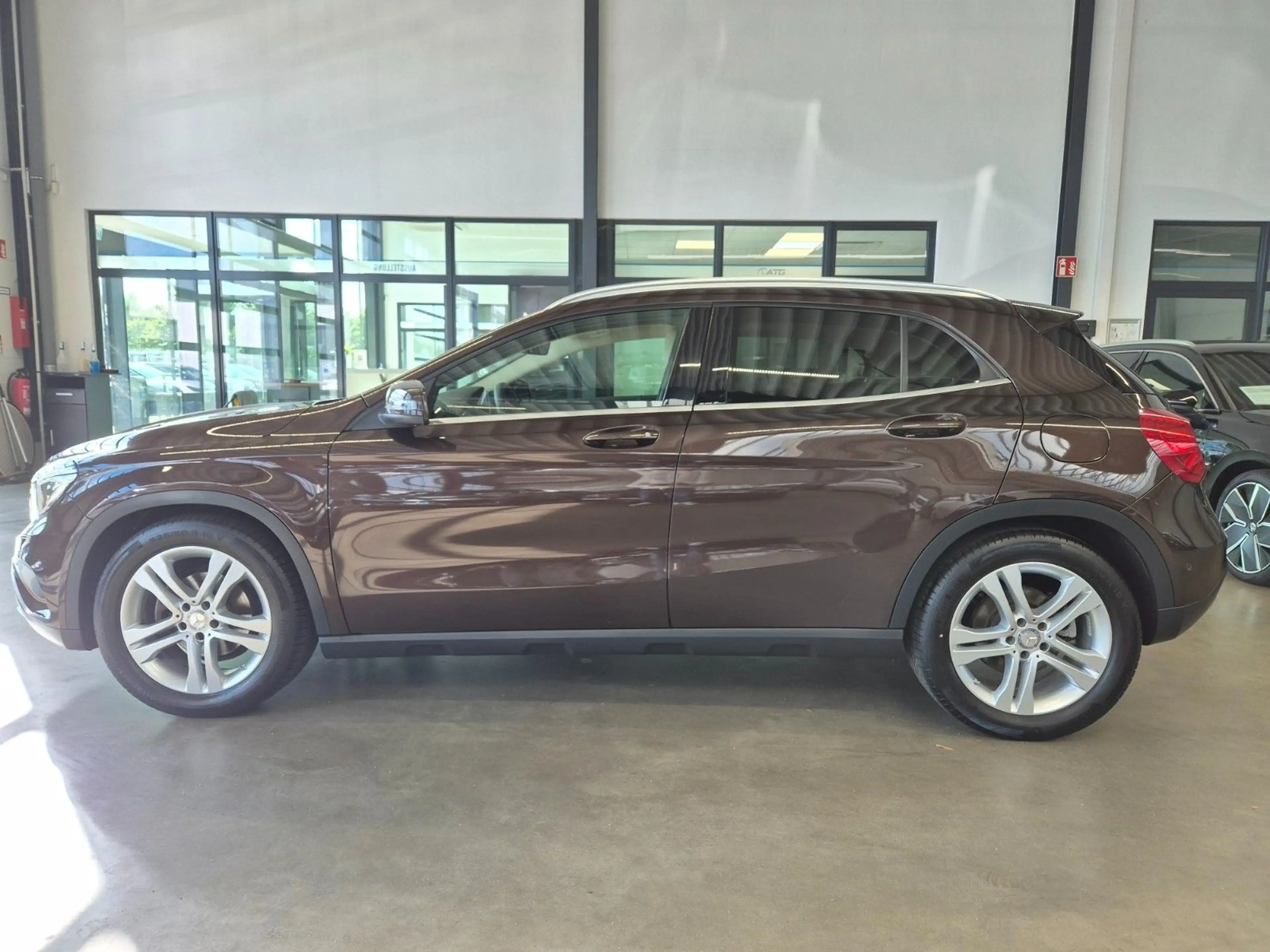 Mercedes-Benz GLA 180 URBAN NAVI XENON SITZ+STANDHZ PDC TEMPOM — photo 8