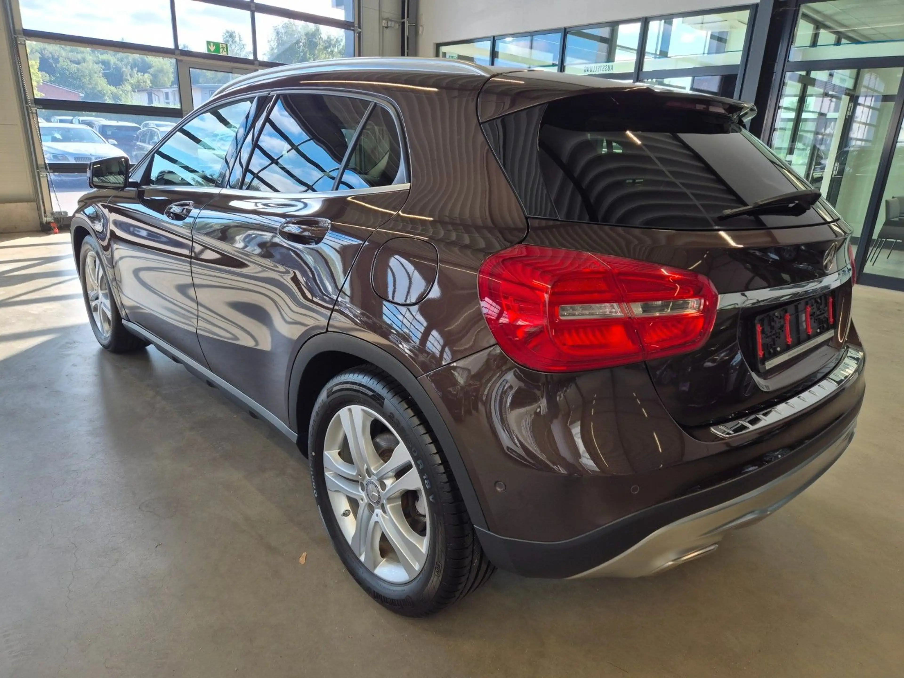Mercedes-Benz GLA 180 URBAN NAVI XENON SITZ+STANDHZ PDC TEMPOM — photo 7