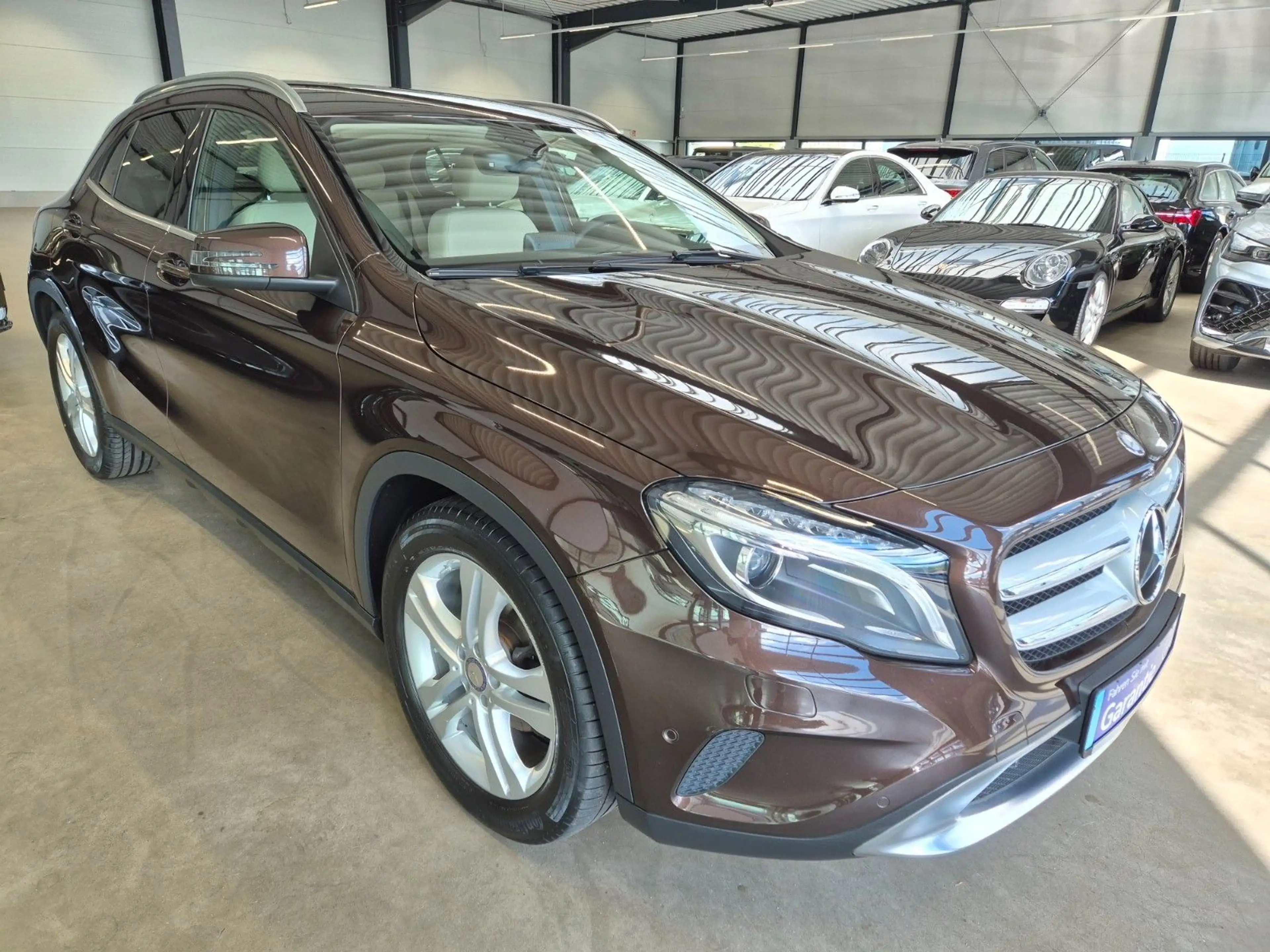Mercedes-Benz GLA 180 URBAN NAVI XENON SITZ+STANDHZ PDC TEMPOM — photo 3