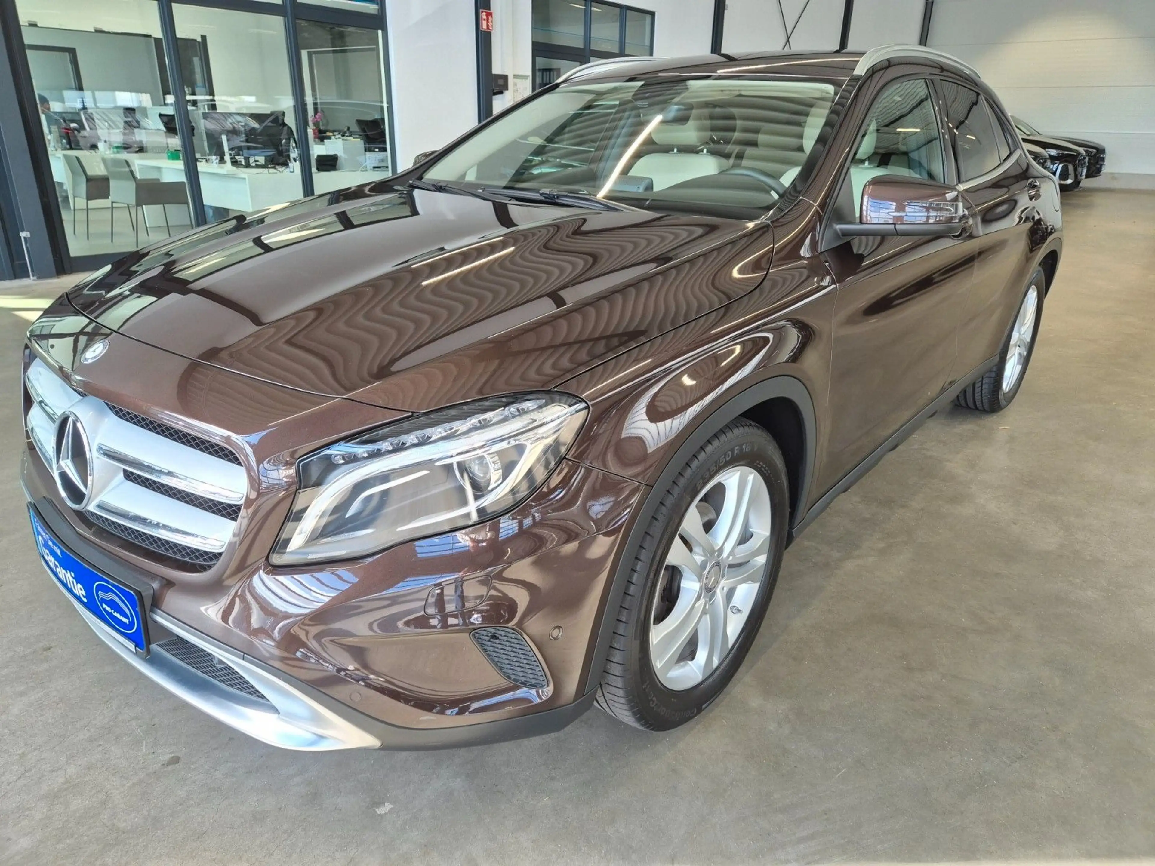 Mercedes-Benz GLA 180 URBAN NAVI XENON SITZ+STANDHZ PDC TEMPOM — photo 9