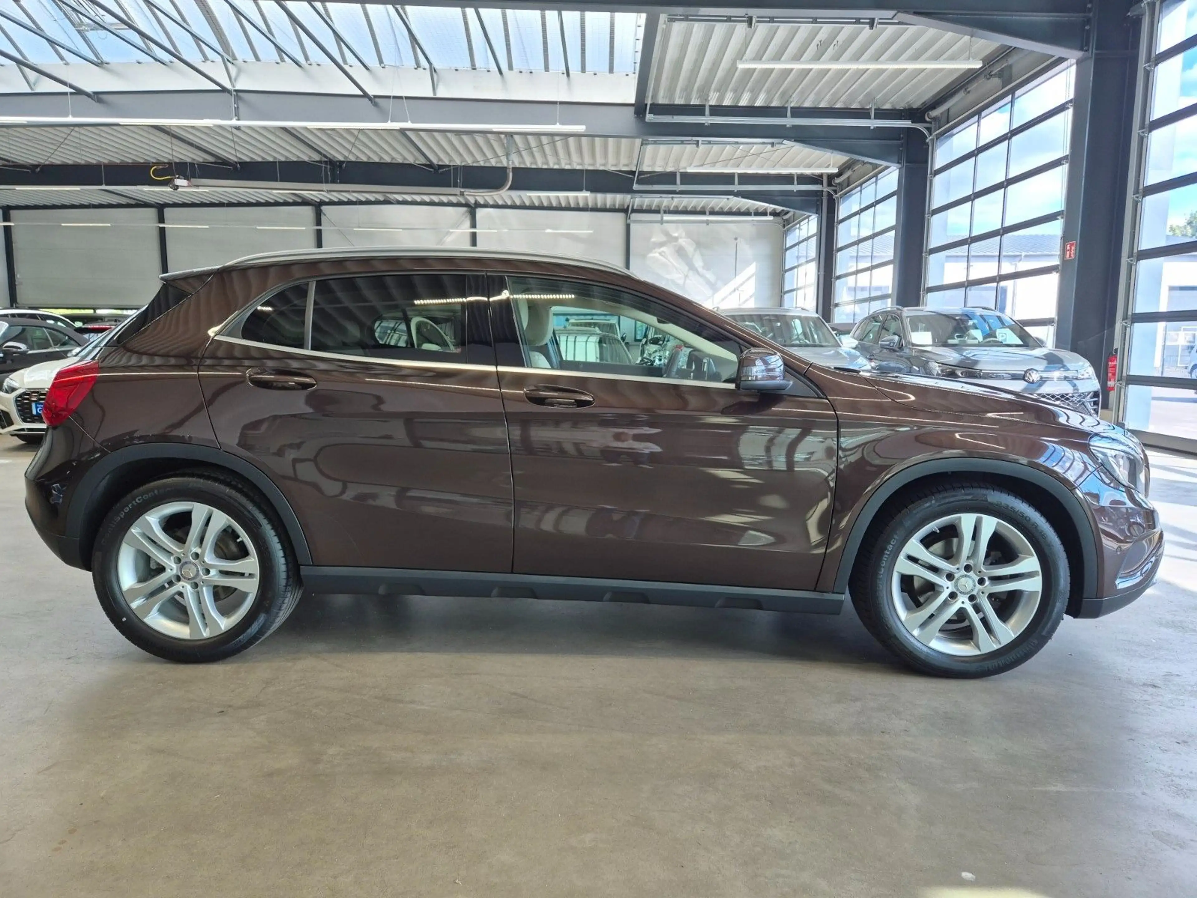 Mercedes-Benz GLA 180 URBAN NAVI XENON SITZ+STANDHZ PDC TEMPOM — photo 4
