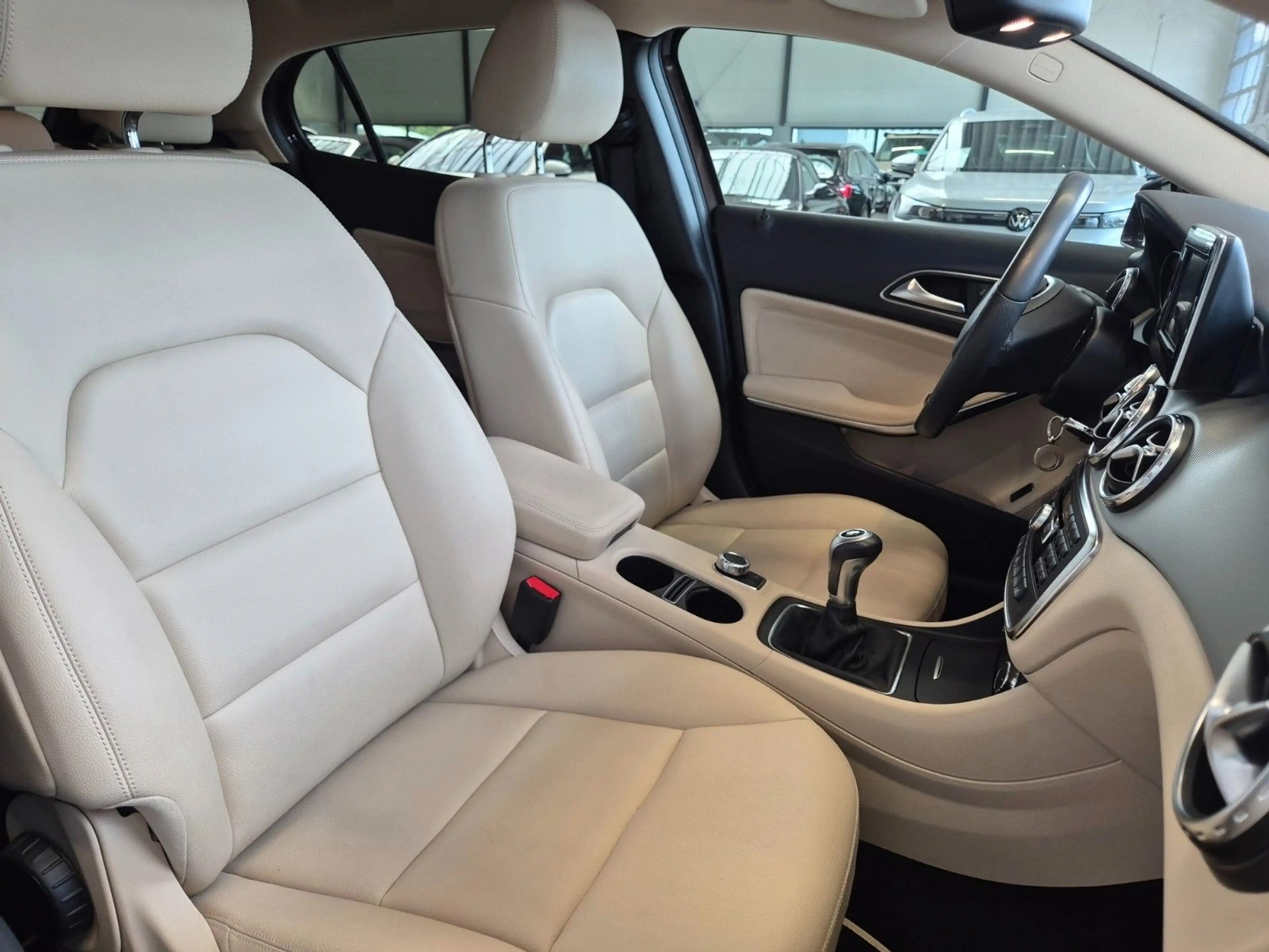 Mercedes-Benz GLA 180 URBAN NAVI XENON SITZ+STANDHZ PDC TEMPOM — photo 10