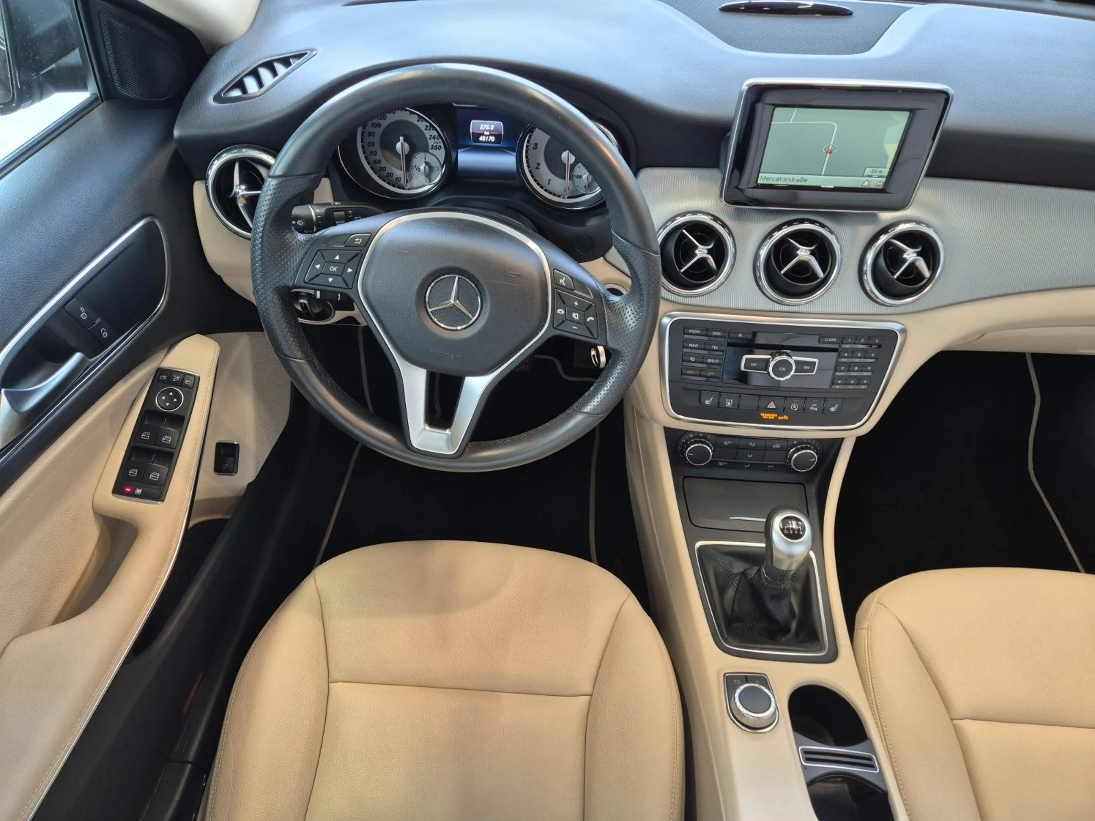 Mercedes-Benz GLA 180 URBAN NAVI XENON SITZ+STANDHZ PDC TEMPOM — photo 15
