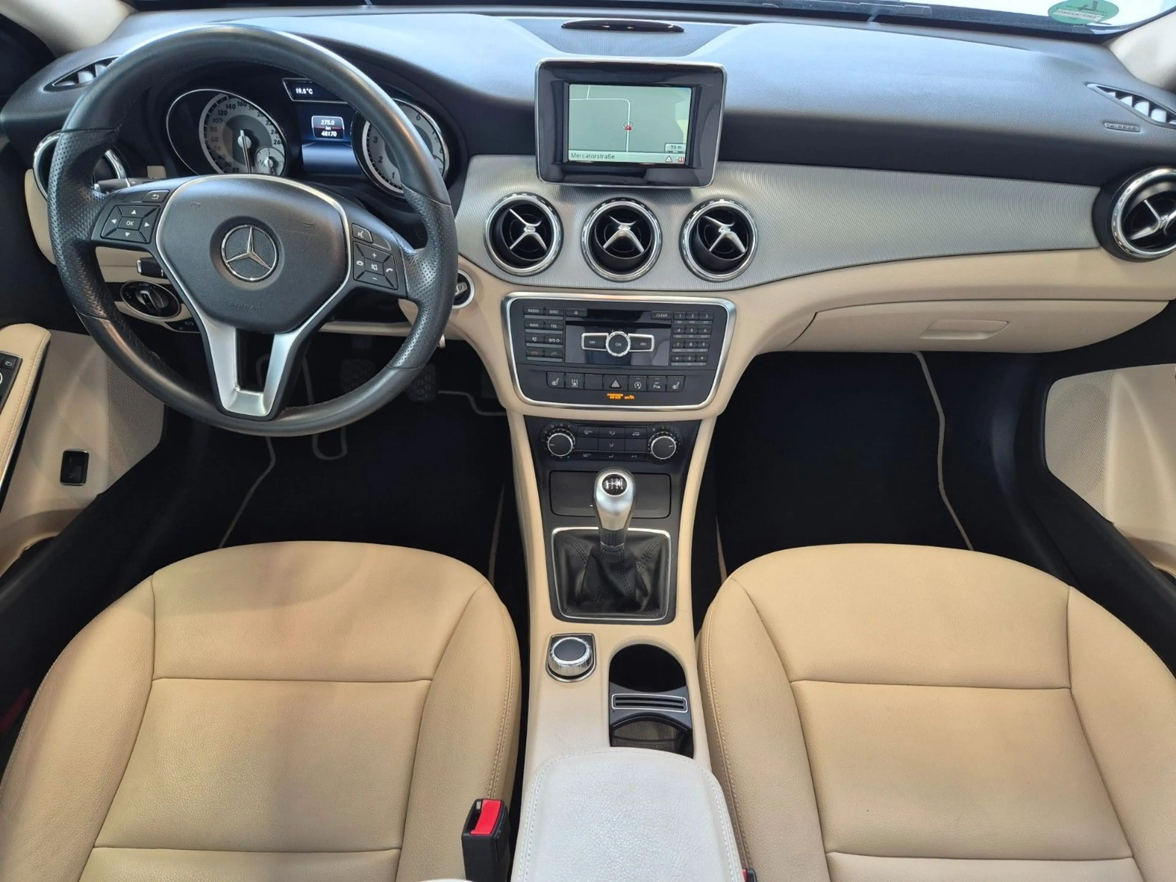 Mercedes-Benz GLA 180 URBAN NAVI XENON SITZ+STANDHZ PDC TEMPOM — photo 14